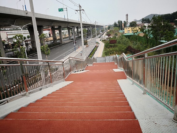 ee82d90e42f344 济南市工业北路快速路建设人行天桥55世纪